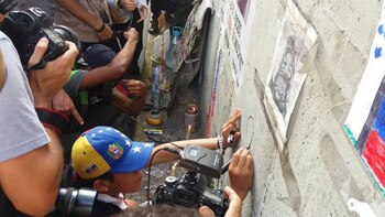 Las personas dejaron banderas, rosarios