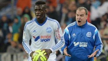 Marcelo Bielsa dándole indicaciones a