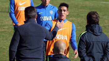 Daniel Angelici saluda a Ricardo