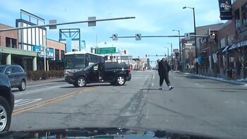 Watson salió del auto disparando