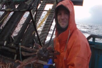 Christian Trosvig muestra un cangrejo