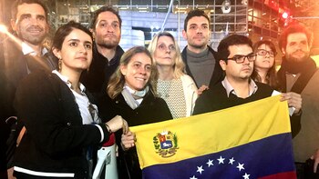 Cornelia Schmidt-Liermann junto a un grupo de venezolanos en Buenos Aires