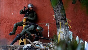 Miembros de la GNB preparados para reprimir a la población civil