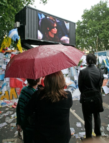 Simpatizantes kirchneristas siguen el velorio