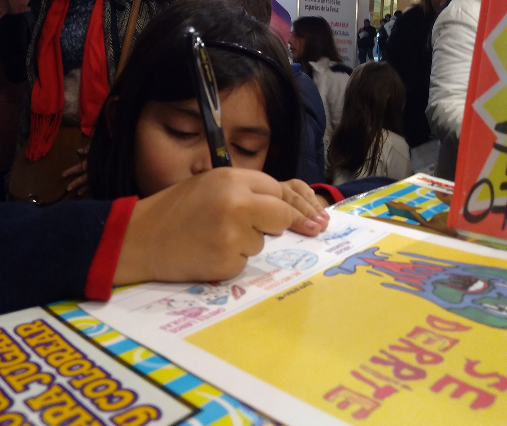 Julia, de 7 años, firmando
