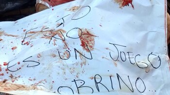 La cartulina con el mensaje: