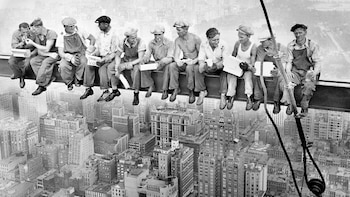 Una imagen histórica reúne a un grupo de obreros sin vértigo en la construcción del Rockefeller Center