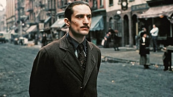 Robert De Niro en El Padrino, emulando las antiguas calles de Little Italy, en Nueva York
