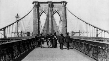 Brooklyn, a principios de 1900, y su camino peatonal que une a dicha ciudad con Manhattan