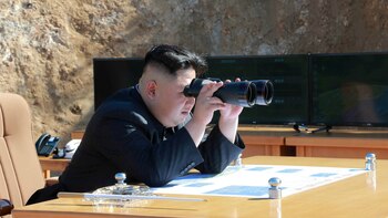 El dictador Kim Jong-un observa