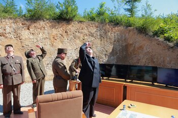 Kim Jong-un observa el recorrido