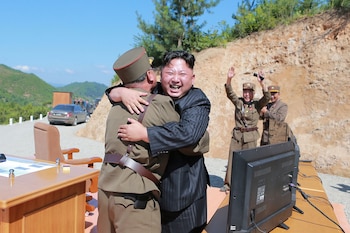 Kim Jong-un celebra el lanzamiento