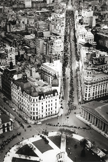 Se dictan quince días de duelo nacional. No hay funciones de cine, teatro, espectáculos deportivos hasta el 11 de agosto. Las radios señalaban diariamente la hora de la muerte de Evita con un texto que decía: “Son las 20:25, hora en que Eva Perón pasó a la inmortalidad”. Velan sus restos en el ministerio de Trabajo antes de trasladarla hacia el Congreso, donde desfilan cientos de miles de personas durante días para despedir a una de las figuras políticas más influyentes de la historia argentina