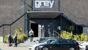 La policía custodia la entrada