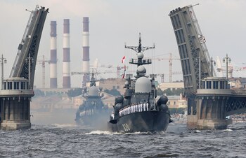 Navíos rusos durante el desfile de San Petersburgo el 30 de julio de 2017 (Reuters)