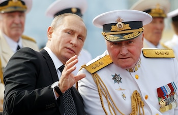 Vladimr Putín hablando con el Jefe de la Armada, el Admiral Vladimir Korolev, durante el desfile naval (Reuters)