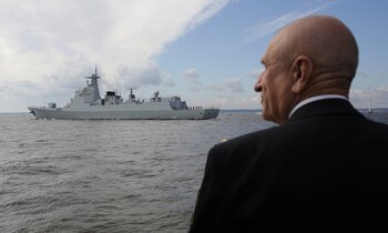 El destructor chino “Hefei” durante el desfile naval (Reuters)