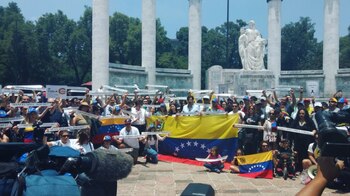 Cientos de venezolanos frente a