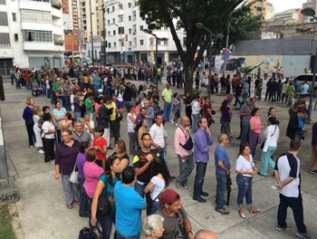 Largas filas para la consulta