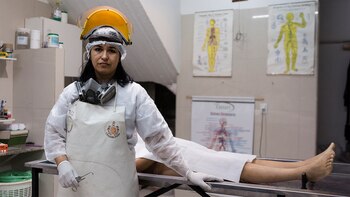 Laura junto al cuerpo de