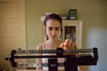 Lily Collins interpreta a Ellen,