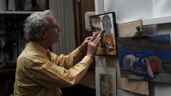 Pujia frente a un cuadro