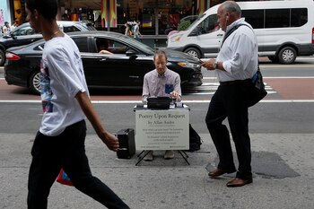 El poeta Allan Andre escribe