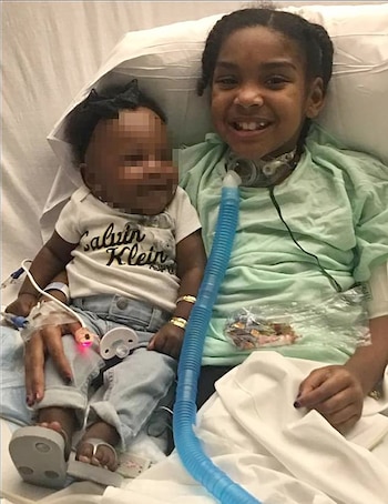 Ki’ari Pope con la traqueotomía