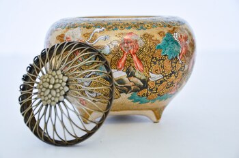 Sahumador de porcelana, metal y