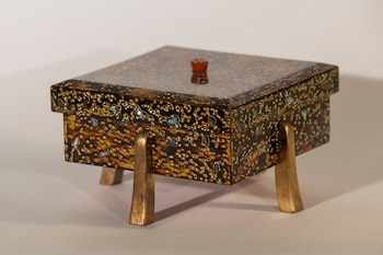 Caja de madera, nácar, cornalina