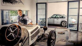 Luego de restaurar un Porsche 911, el diseñador de 54 años se dedica hace diez años a un Bugatti Type 35 de la década del veinte