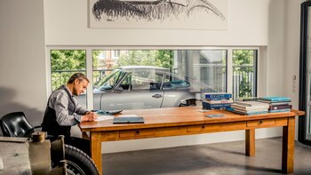 En su “loft car”, Achim Anscheidt trabaja acompañado por su Porsche 911 SC de 1981