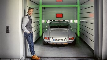 El ascensor con luces verde fluorescente que deposita a su Porsche en el cuarto piso de su casa, su espacio para despuntar el vicio