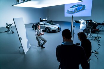 El artista hablando de su obra: Achim Anscheidt y detrás el Bugatti Chiron