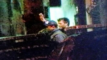 Leopoldo López saludando mientras llega