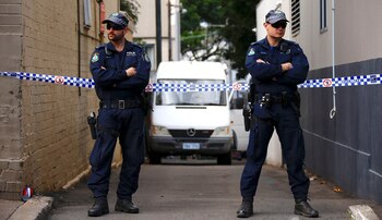 Polic{ias bloquean una calle en