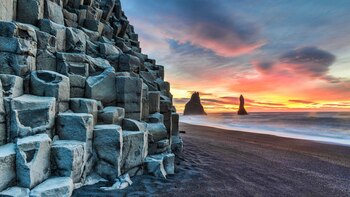 La playa de Reynisfjara, ubicada