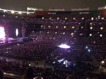 “Son muy amables por estar aquí esta noche, quizás puedan enviar un poco de su amabilidad a Siria y Venezuela” – Chris Martin en #ColdplayDC (@ezequielvazquez )
