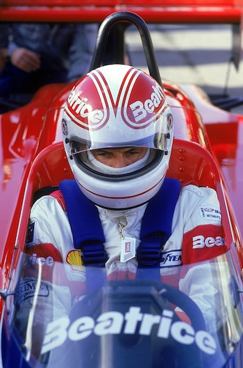 El monoplaza, el casco y el traje de Alan Jones, lucían el patrocinio de Beatrice en 1985 (Getty Images)