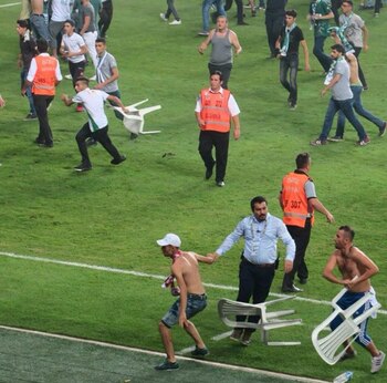 Los hinchas del Besiktas y Konyaspor protagonizaron una escandalosa batalla campal al término de la Supercopa de Turquía