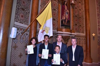 Los tres hijos posaron con