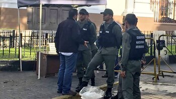 Efectivos de la Guardia Nacional Bolivariana en la puerta del Parlamento (@stalin_gonzalez)