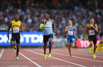 Isaac Makwala durante la carrera de semifinales por los 400 metros llanos (David Ramos/Getty)