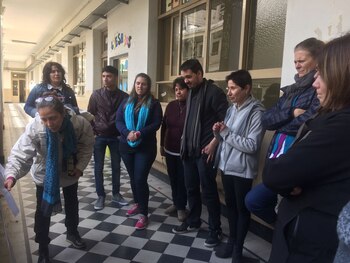 Junto a docentes, Doris Sommer en el Colegio Sarmiento
