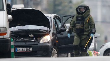 La policía examinando el automóvil que protagonizó el episodio (Reuters)