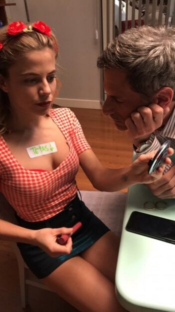 “Tetas”, dice el cartel que Justina Bustos se pegó en su pecho