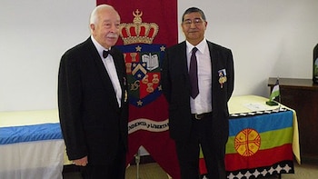 La monarquía mapuche en el exilio: el rey, Jean-Michel Parasiliti di Para o Príncipe Antoine IV, y Su Excelencia Reynaldo Mariqueo, Conde de Lul-lul Mawidha, a cargo de Asuntos Exteriores