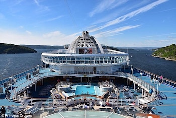 Los turistas quedaron sorprendidos al conocer que todas las cortinas y persianas debían cerrarse mientras el buque se convertía en un “barco fantasma”