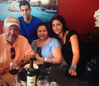 Rafael Esquivel junto a su familia