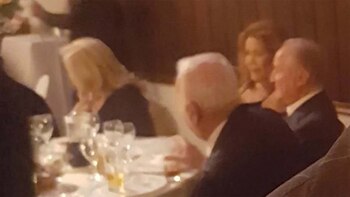 Eugenio Figueredo comiendo con amigos en el Yacht Club